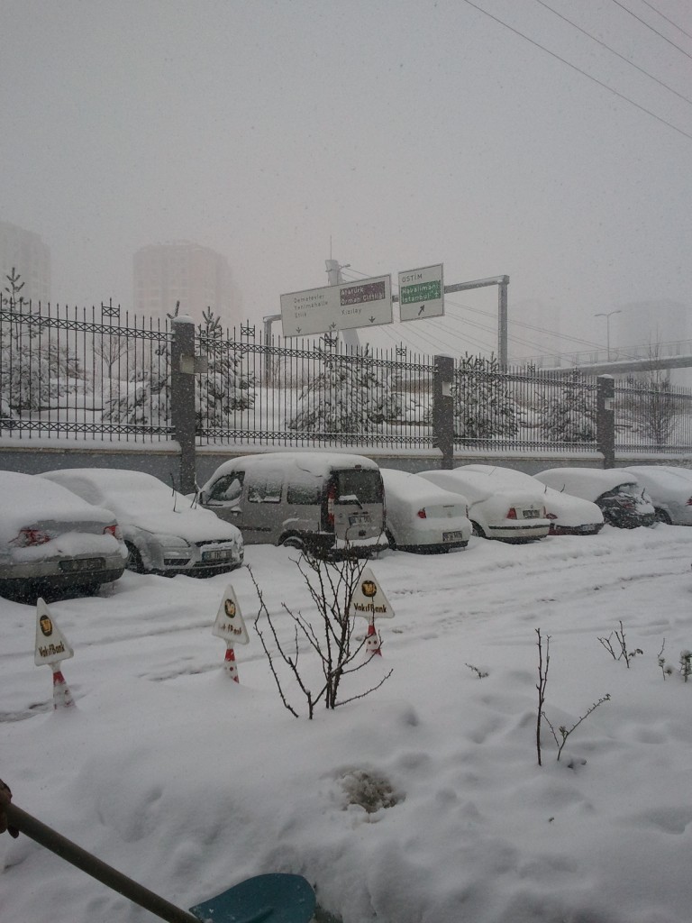 Śnieg na parkingu